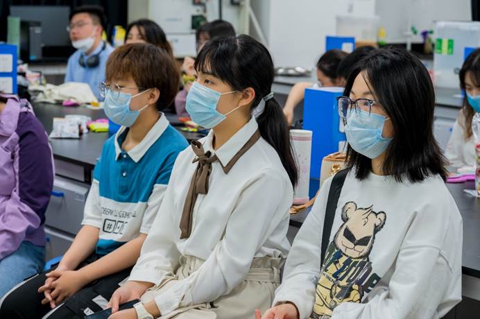 一群人看着电脑描述已自动生成