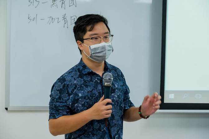 男人站在镜子前自拍中度可信度描述已自动生成