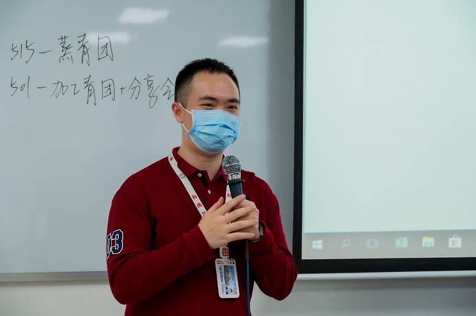 男人拿着手机描述已自动生成